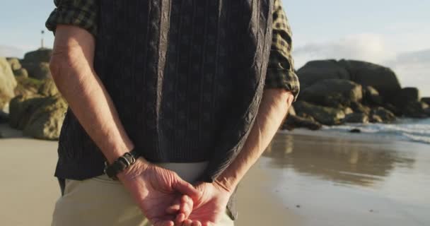 Veduta Posteriore Anziano Caucasico Che Cammina Solo Una Spiaggia Tenendosi — Video Stock