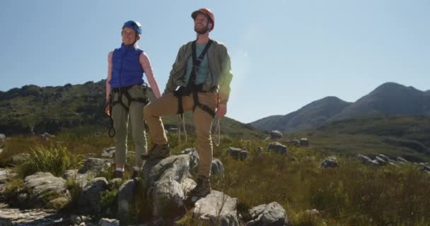 Beyaz Tenli Genç Çiftin Zip Astarlı Ekipmanlarla Ele Tutuşup Güneşli — Stok video