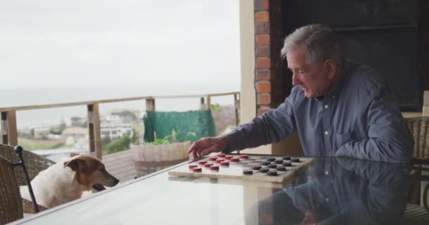 Vue Latérale Homme Caucasien Âgé Relaxant Maison Assis Une Table — Video