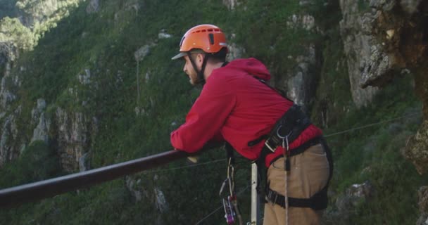 Zijaanzicht Van Een Jonge Blanke Man Leunend Leuning Het Uitzicht — Stockvideo