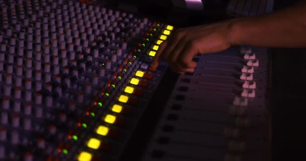 Boční Pohled Zblízka Ruce Smíšené Rasy Mužského Zvukaře Pracující Mixážním — Stock video