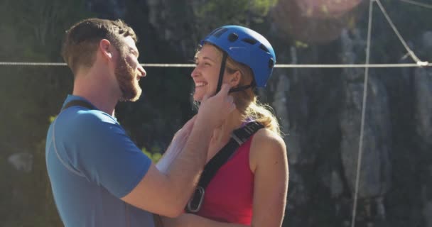 Vista Lateral Joven Pareja Caucásica Equipo Forro Cremallera Ponerse Casco — Vídeo de stock