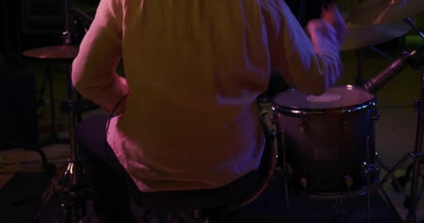 Bir Kayıt Stüdyosunda Uzun Siyah Saçlı Kulaklık Takan Davul Çalan — Stok video