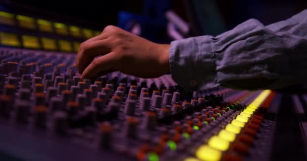 Seitenansicht Der Hand Eines Männlichen Tontechnikers Der Einem Mischpult Einem — Stockvideo