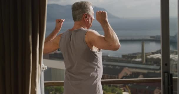 Vedere Din Spate Unui Bărbat Caucazian Senior Care Relaxează Acasă — Videoclip de stoc