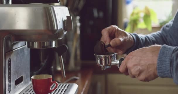一位年长的白人男子在家里放松一下 准备咖啡在咖啡机上使用 慢动作的侧视图 — 图库视频影像