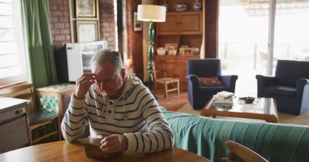 Hoge Hoek Uitzicht Van Een Senior Blanke Man Thuis Zitten — Stockvideo
