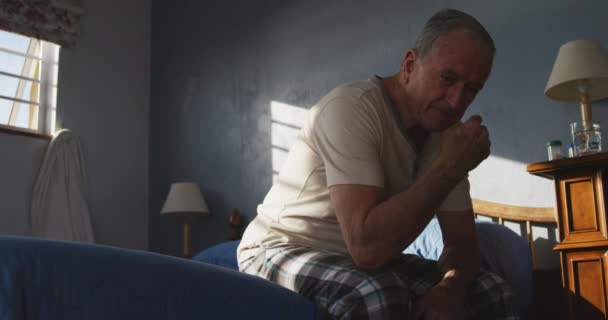 Üst Düzey Bir Beyaz Adamın Yatak Odasında Dinlenip Yatakta Oturup — Stok video
