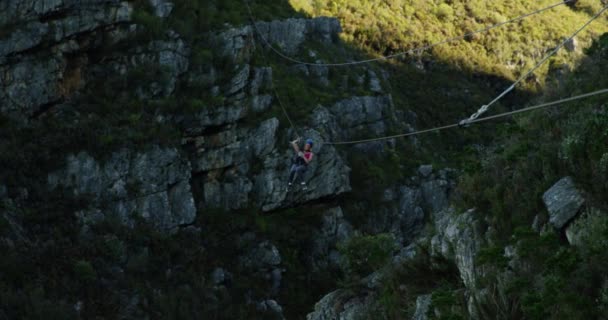 Framsidan Ung Vit Kvinna Zip Foder Solig Dag Bergen Slow — Stockvideo