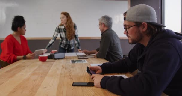 創造的なオフィスで働く男性と女性の同僚のグループのフロントビュー 会議室でブレインストーミング スローモーション — ストック動画