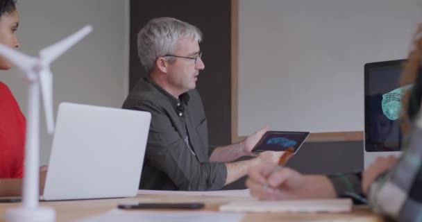 一个白人男人和一个女人在创造性的办公室里工作 坐在会议室里头脑风暴 男人说话 拿着平板电脑 慢动作 — 图库视频影像
