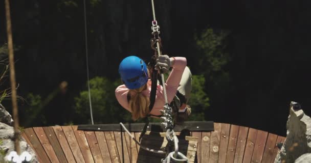 Vue Arrière Angle Élevé Une Femme Blanche Doublure Zippée Par — Video