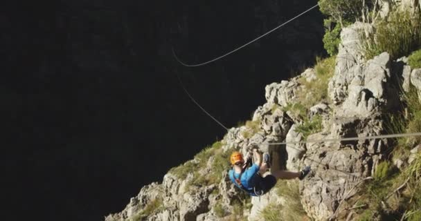 Bakifrån Ung Vit Man Zip Foder Solig Dag Bergen Slow — Stockvideo