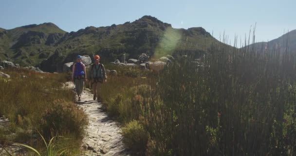 Vooraanzicht Van Het Jonge Kaukasische Paar Wandelen Zip Lining Apparatuur — Stockvideo