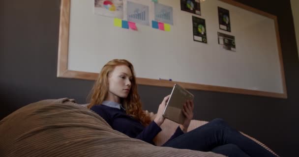 Vista Laterale Una Donna Caucasica Che Lavora Ufficio Creativo Utilizzando — Video Stock