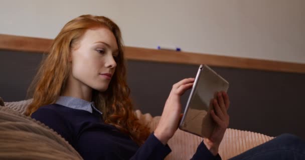 Vista Lateral Uma Mulher Caucasiana Trabalhando Escritório Criativo Usando Tablet — Vídeo de Stock