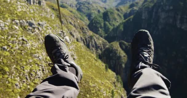 Vooraanzicht Van Benen Van Een Man Zip Voering Een Zonnige — Stockvideo