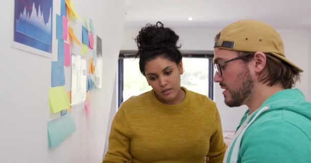 Kafkasyalı Bir Adam Yaratıcı Bir Ofiste Çalışan Melez Bir Kadının — Stok video