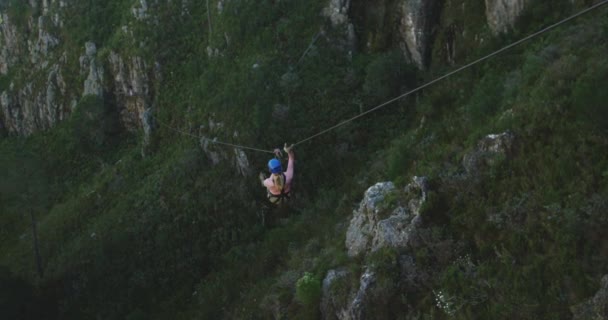 Bakifrån Ung Vit Kvinna Zip Foder Solig Dag Bergen Slow — Stockvideo