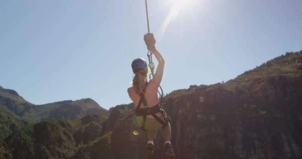 Bakifrån Ung Vit Kvinna Zip Foder Solig Dag Bergen Slow — Stockvideo