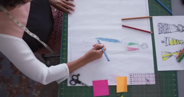 Moda Okulunda Bir Tasarım Stüdyosunda Çalışan Afrika Kökenli Beyaz Irktan — Stok video