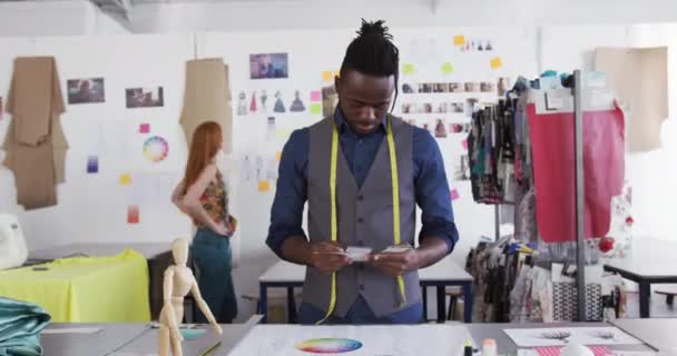 一个年轻的非洲裔美国学生在时装学院的工作室里做设计时的前景色 — 图库视频影像
