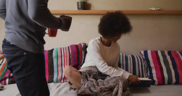 Vue Face Une Jeune Femme Métissée Aux Cheveux Afro Assise — Video