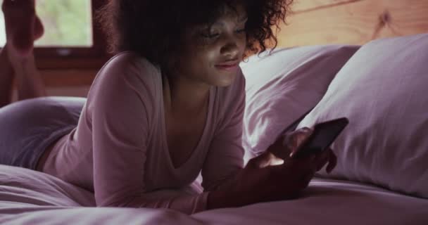 Вид Спереди Молодую Женщину Смешанной Расы Афро Волосами Лежащую Передней — стоковое видео