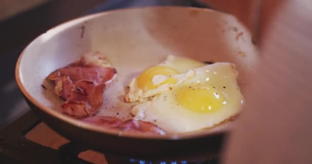 Oldalnézet Közelről Egy Mosolygó Fiatal Vegyes Fajú Főz Tojást Szalonnát — Stock videók