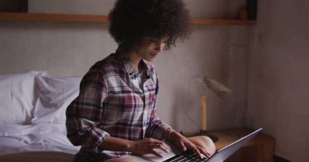 Boční Pohled Mladé Smíšené Rasy Žena Afro Vlasy Pomocí Notebooku — Stock video