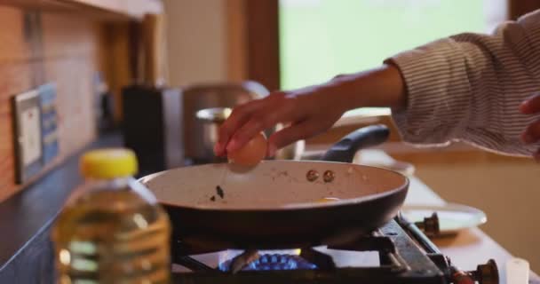 Widok Boku Środkowa Część Młodej Rasy Mieszanej Kobieta Gotowanie Jaj — Wideo stockowe
