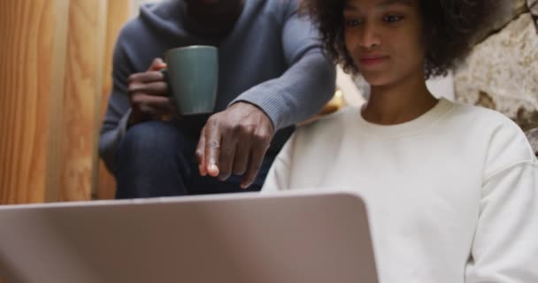 Vooraanzicht Close Van Een Jonge Gemengde Ras Vrouw Met Afro — Stockvideo