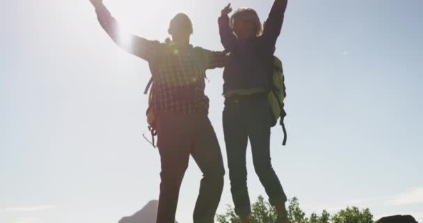 Vista Frontal Ángulo Bajo Una Feliz Pareja Ancianos Caucásicos Disfrutando — Vídeos de Stock