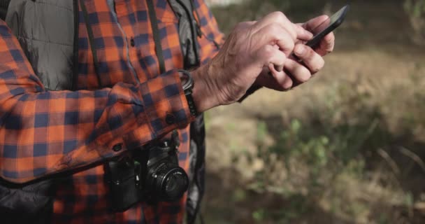 Vue Côté Milieu Homme Caucasien Âgé Profitant Temps Dans Nature — Video