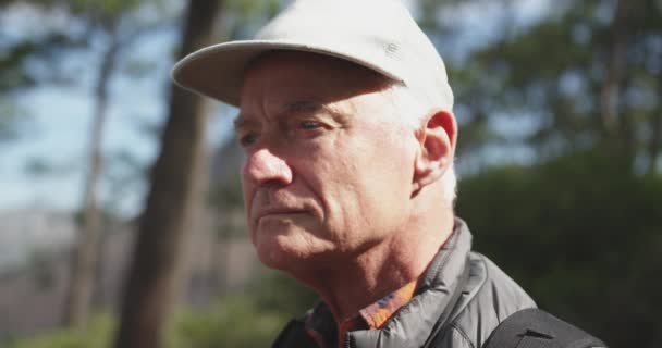 Vista Lateral Homem Caucasiano Sênior Desfrutando Tempo Natureza Usando Chapéu — Vídeo de Stock
