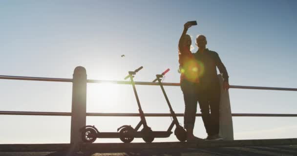 Vista Frontal Una Feliz Pareja Ancianos Caucásicos Disfrutando Del Tiempo — Vídeo de stock