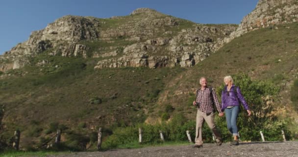 Vista Frontal Casal Caucasiano Sênior Desfrutando Tempo Natureza Juntos Andando — Vídeo de Stock