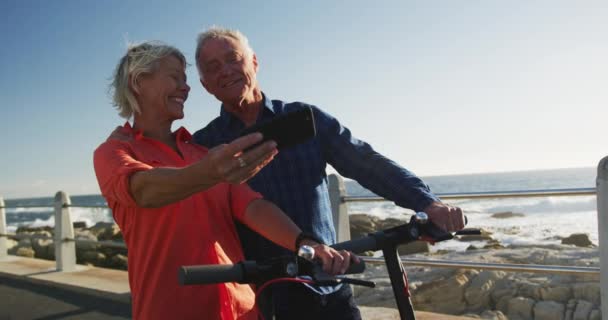 Vista Frontal Una Feliz Pareja Ancianos Caucásicos Disfrutando Del Tiempo — Vídeos de Stock