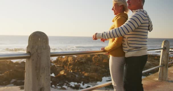 Vista Lateral Casal Caucasiano Sênior Feliz Desfrutando Tempo Natureza Juntos — Vídeo de Stock