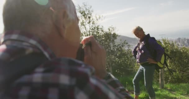 Sobre Vista Ombro Casal Caucasiano Sênior Desfrutando Tempo Natureza Homem — Vídeo de Stock