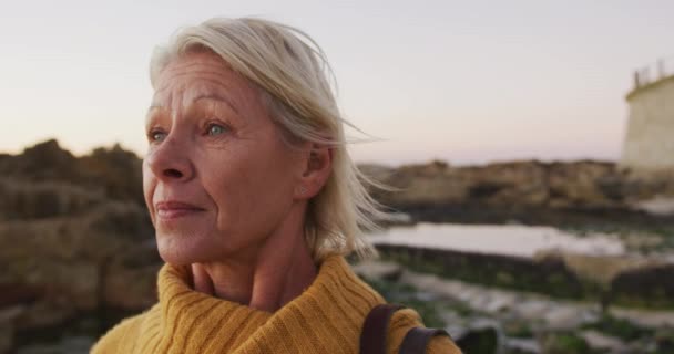 Zijaanzicht Van Een Oudere Blanke Vrouw Die Geniet Van Tijd — Stockvideo