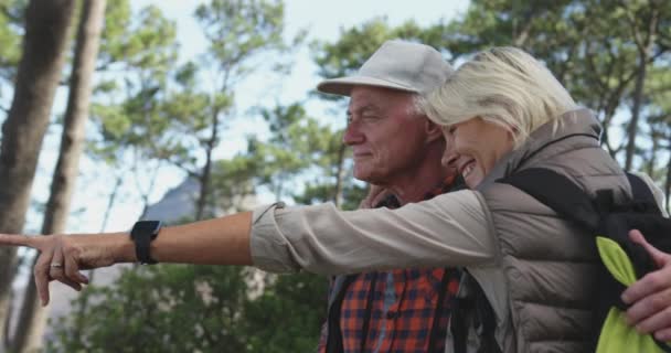 Vista Lateral Una Pareja Ancianos Caucásicos Disfrutando Del Tiempo Naturaleza — Vídeos de Stock