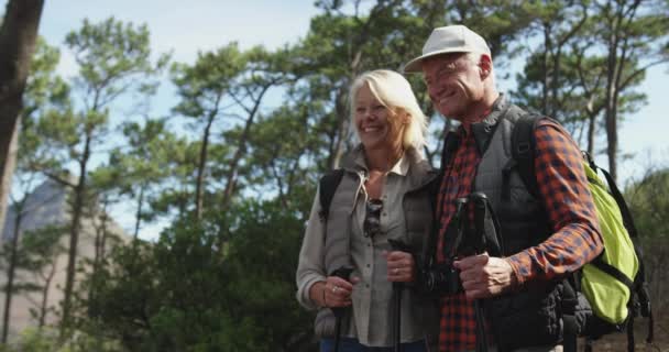 Vista Lateral Una Pareja Ancianos Caucásicos Disfrutando Del Tiempo Naturaleza — Vídeo de stock