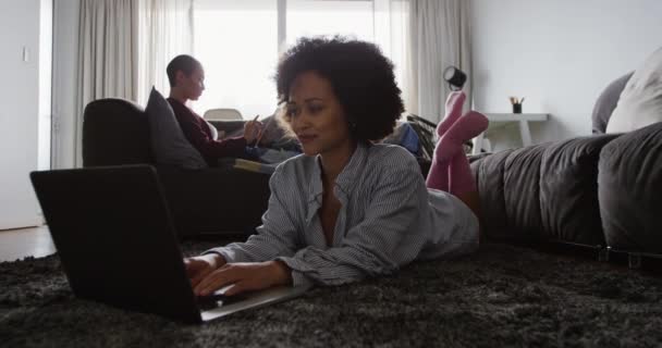 Vista Frontal Casal Feminino Misto Desfrutando Tempo Casa Juntos Sentados — Vídeo de Stock