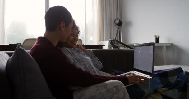 Vista Lateral Casal Feminino Raça Mista Desfrutando Tempo Casa Juntos — Vídeo de Stock