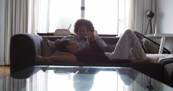 Karışık Irktan Kadın Bir Çiftin Yan Görüntüsü Oturma Odasında Eğleniyor — Stok video