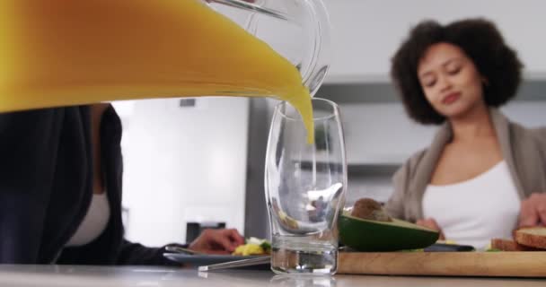 一个混血儿在家里享受着时间 在厨房里吃着早餐 喝着橙汁 慢动作 — 图库视频影像