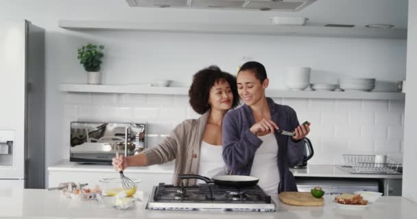 Vista Frontale Una Coppia Mista Donne Che Godono Tempo Casa — Video Stock