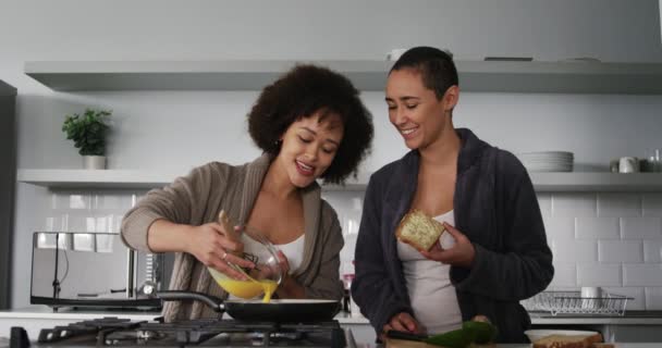 Melez Bir Kadın Çiftin Birlikte Evde Vakit Geçirmesinin Görüntüsü Mutfakta — Stok video