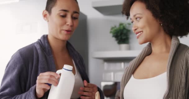 Framsidan Blandras Kvinnliga Par Njuter Tid Hemma Tillsammans Förbereda Frukost — Stockvideo